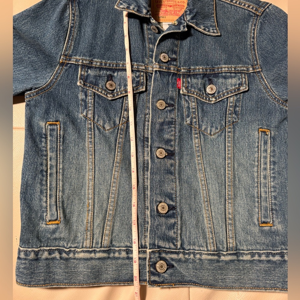 Levi's Women’s Jean Jacket Trucker Style with Shorter Silhouette and 3/4 Sleeve - Picture 13 of 15